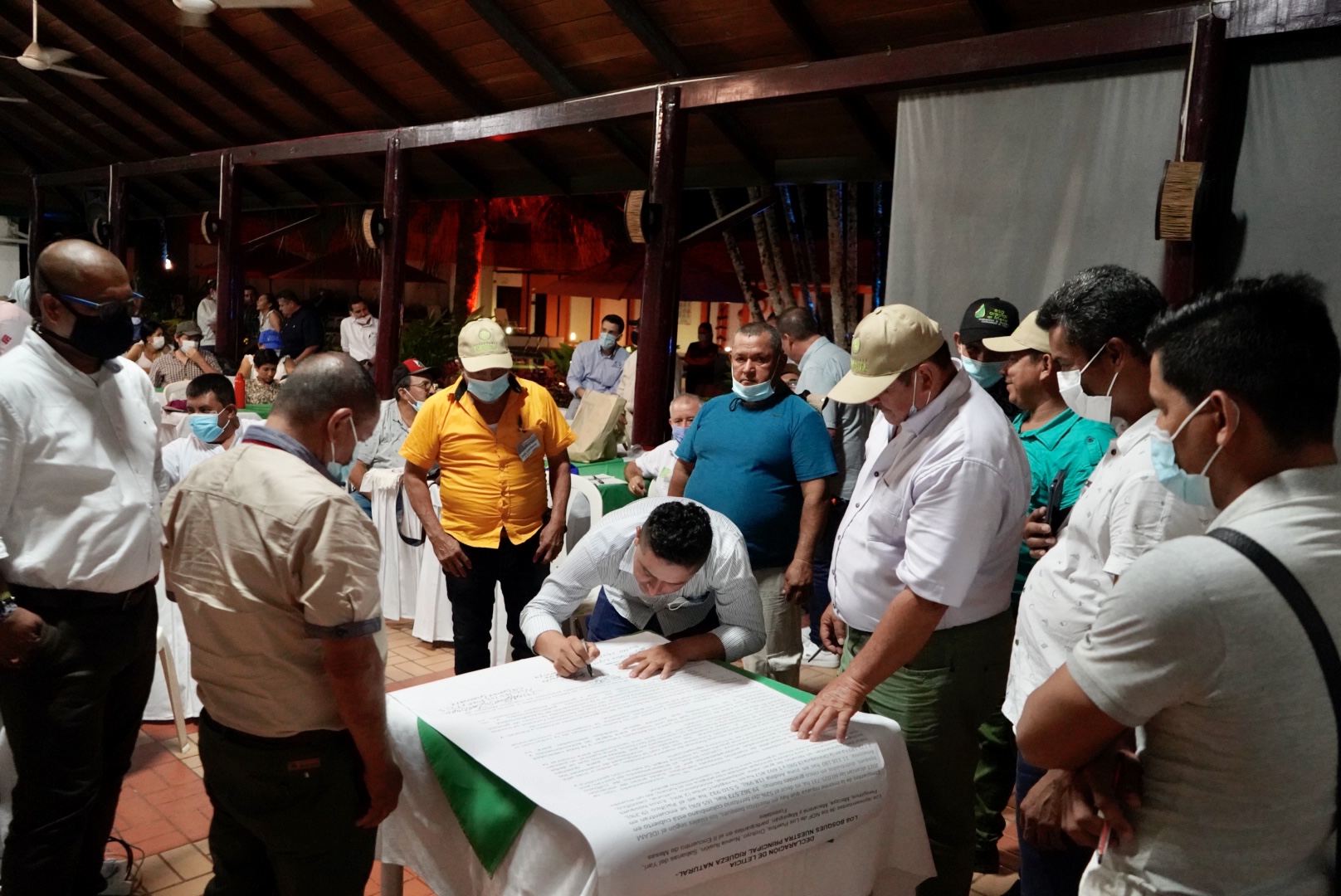 Líderes campesinos firman compromiso para mantener el bosque en pie